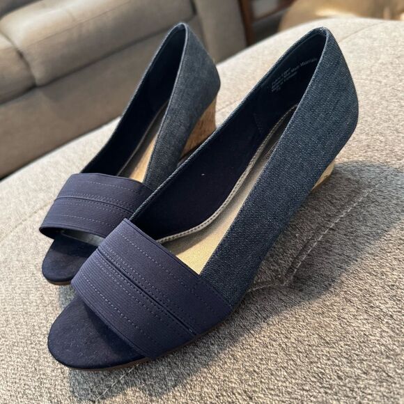 Coach & Four-Denim Blue Wedge Heels with Classic Design open toe slip on 7.5 - Picture 15 of 16